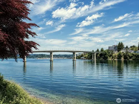 1717 E 16th St #103, Bremerton, WA 98310