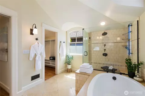 Bath - 2017 36th Ave W, Seattle, WA 98199 photo 3 of 7
