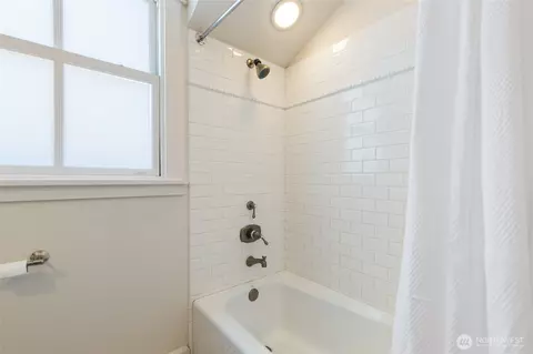 Bath - 2017 36th Ave W, Seattle, WA 98199 photo 5 of 7