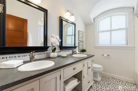 Bath - 2017 36th Ave W, Seattle, WA 98199 photo 4 of 7
