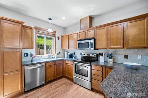 Kitchen - 524 Pilchuck Path, Everett, WA 98201 photo 1 of 2