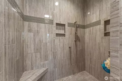 Bath - 724 Juniper St, Walla Walla, WA 99362 photo 2 of 5