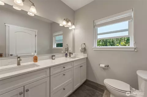 Bath - 724 Juniper St, Walla Walla, WA 99362 photo 3 of 5