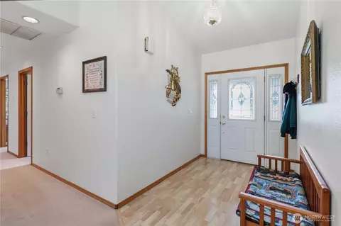 Entry Way - 1607 Winlock Vader Rd, Winlock, WA 98596 photo 2 of 2