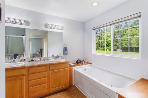 Bath - 1607 Winlock Vader Rd, Winlock, WA 98596 photo 1 of 2