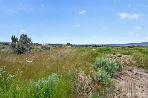 130 Red Tail Rd, Yakima, WA 98908