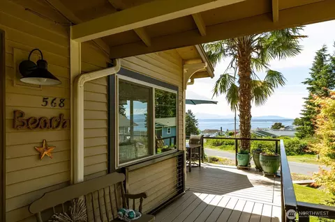 568 Dolphin Dr, Freeland, WA 98249