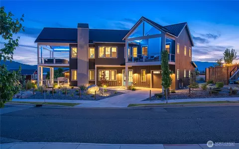 391 Porcupine Ln, Chelan, WA 98816