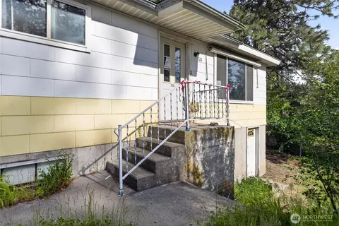 611 S Farr Rd, Spokane, WA 99206