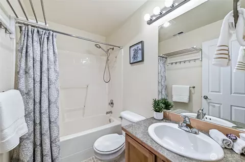 Bath - 13015 NE 182nd Pl #A, Bothell, WA 98011 photo 3 of 4