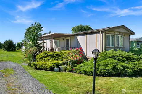 380 E Pole Rd #13, Lynden, WA 98264