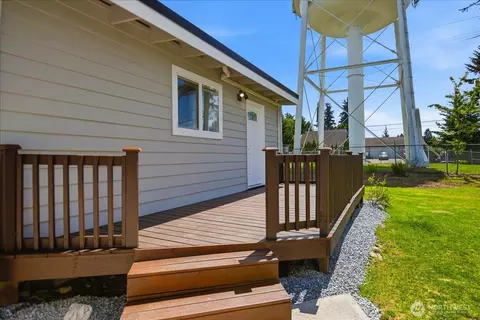 Exterior - 7408 Olympic Dr, Everett, WA 98203 photo 6 of 9