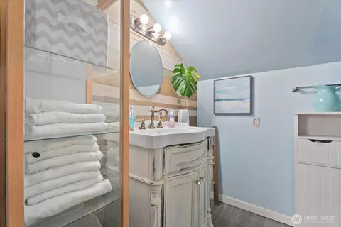 Bath - 3732 Rockefeller Ave, Everett, WA 98201 photo 1 of 2