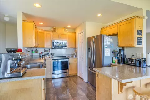 Kitchen - 80 Sunshine Plz, Sequim, WA 98382 photo 2 of 4
