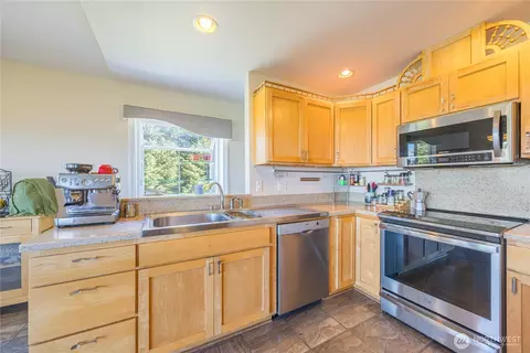 Kitchen - 80 Sunshine Plz, Sequim, WA 98382 photo 3 of 4