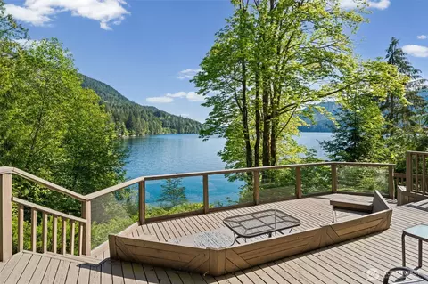90 Lakeshore Pl, Hoodsport, WA 98548