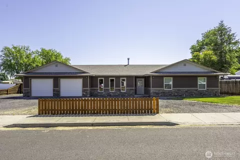 870 NW C St, Ephrata, WA 98823