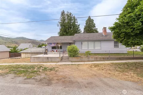 417 N Sanders St, Chelan, WA 98816