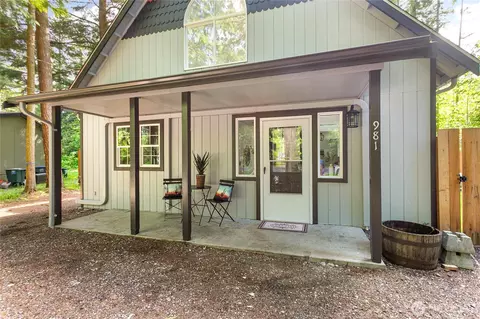 981 Red Valley Ln, Maple Falls, WA 98266