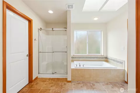 Bath - 16306 37th Dr SE, Bothell, WA 98012 photo 3 of 5