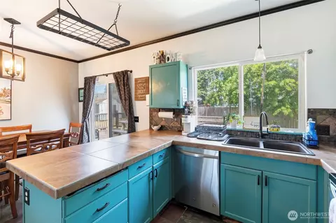 Kitchen - 501 Belfair Ct SW, Orting, WA 98360 photo 2 of 3