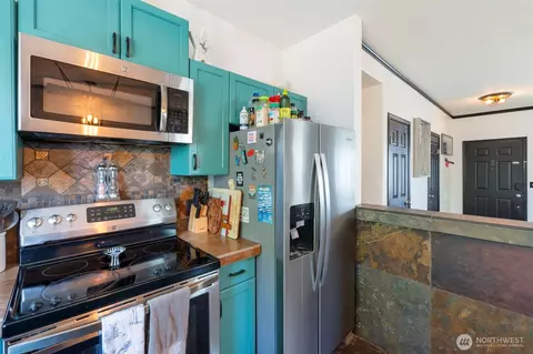 Kitchen - 501 Belfair Ct SW, Orting, WA 98360 photo 3 of 3