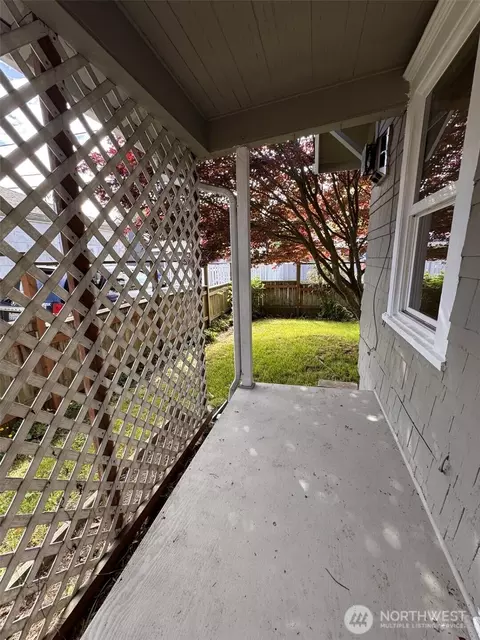 Exterior - 1022 Rockefeller Ave, Everett, WA 98201 photo 4 of 8