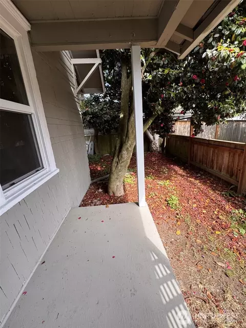 Exterior - 1022 Rockefeller Ave, Everett, WA 98201 photo 5 of 8