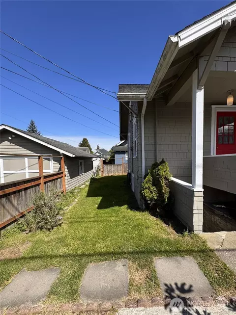 Exterior - 1022 Rockefeller Ave, Everett, WA 98201 photo 7 of 8