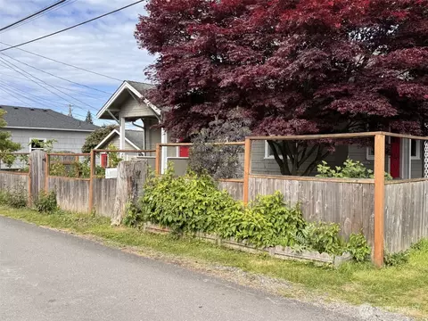 Exterior - 1022 Rockefeller Ave, Everett, WA 98201 photo 2 of 8
