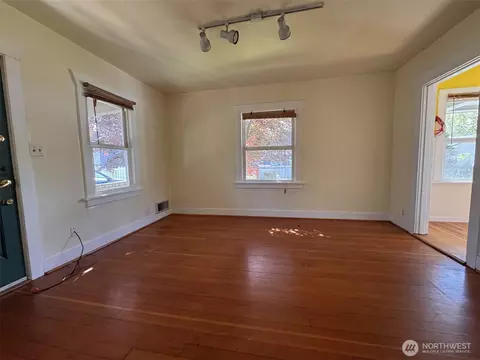 Living - 1022 Rockefeller Ave, Everett, WA 98201 photo 3 of 3