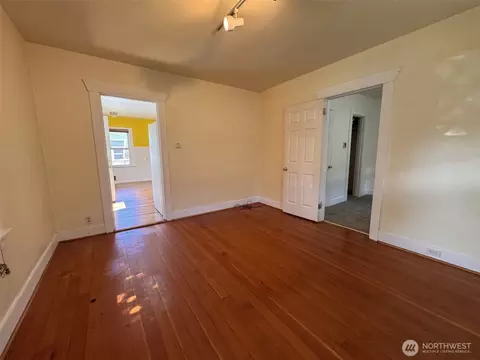 Living - 1022 Rockefeller Ave, Everett, WA 98201 photo 2 of 3