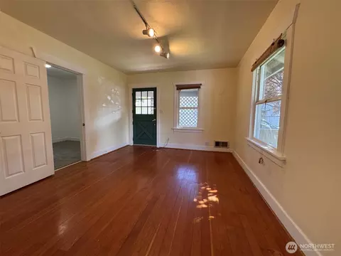 Living - 1022 Rockefeller Ave, Everett, WA 98201 photo 1 of 3