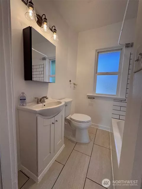 Bath - 1022 Rockefeller Ave, Everett, WA 98201 photo 1 of 1