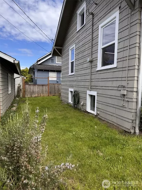 Exterior - 1022 Rockefeller Ave, Everett, WA 98201 photo 6 of 8