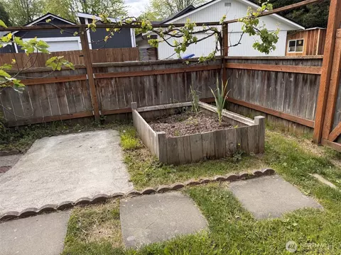 Exterior - 1022 Rockefeller Ave, Everett, WA 98201 photo 8 of 8
