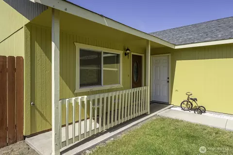 1454 S Cougar Dr, Moses Lake, WA 98837
