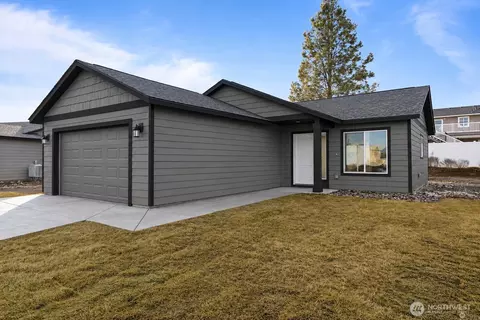 211 Poplar St NE, Royal City, WA 99357