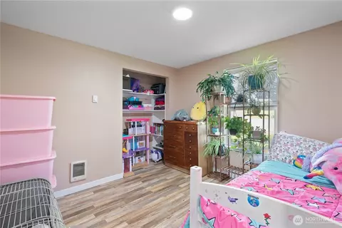 Bedroom - 320 Cedar Ct, Winlock, WA 98596 photo 3 of 5