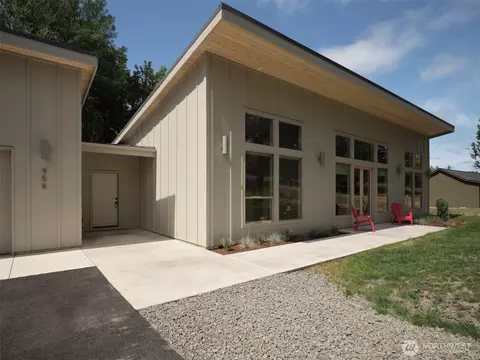 956 Paine Rd, Castle Rock, WA 98611
