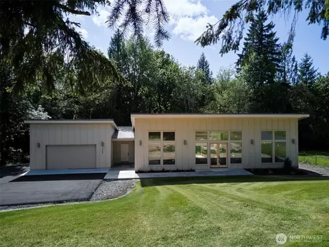 956 Paine Rd, Castle Rock, WA 98611