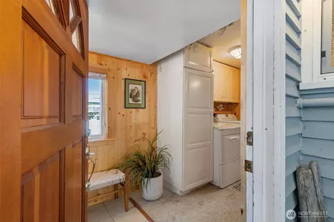 Entry Way - 2708 E 10th St, Bremerton, WA 98310 photo 2 of 3