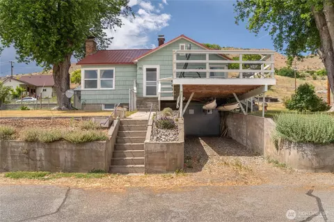 462 Beach St, Pateros, WA 98846