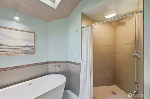 Bath - 9418 Odin Way, Bothell, WA 98011 photo 4 of 6