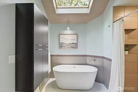 Bath - 9418 Odin Way, Bothell, WA 98011 photo 3 of 6