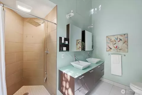 Bath - 9418 Odin Way, Bothell, WA 98011 photo 5 of 6