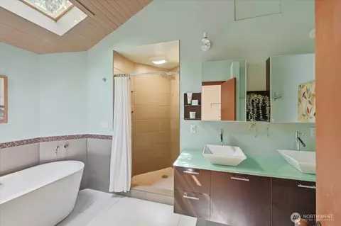 Bath - 9418 Odin Way, Bothell, WA 98011 photo 2 of 6