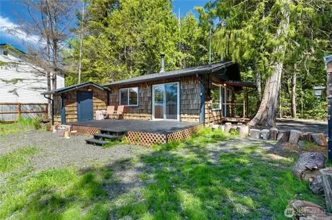 37 Butterfly Ln, Pacific Beach, WA 98571