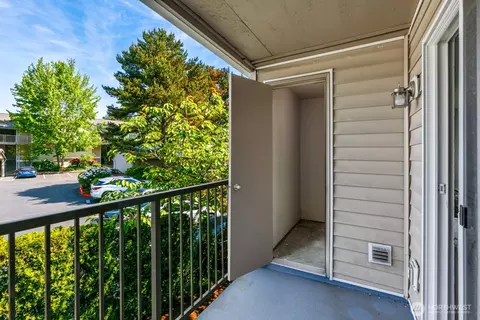 Exterior - 11527 Highway 99 #E-206, Everett, WA 98204 photo 4 of 5