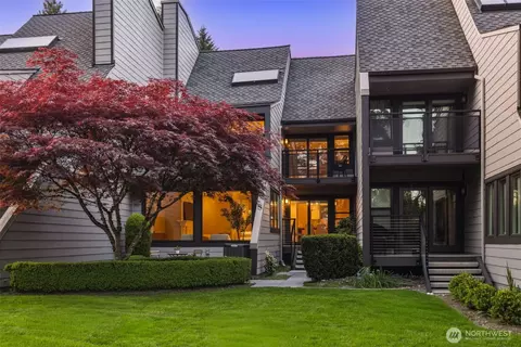 10327 NE 19th Pl, Bellevue, WA 98004